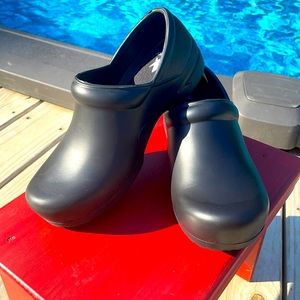 Anywhere Universal Black Clogs Size 9